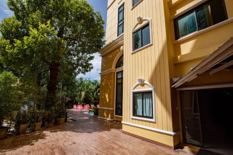 The Pineapple Hotel 2